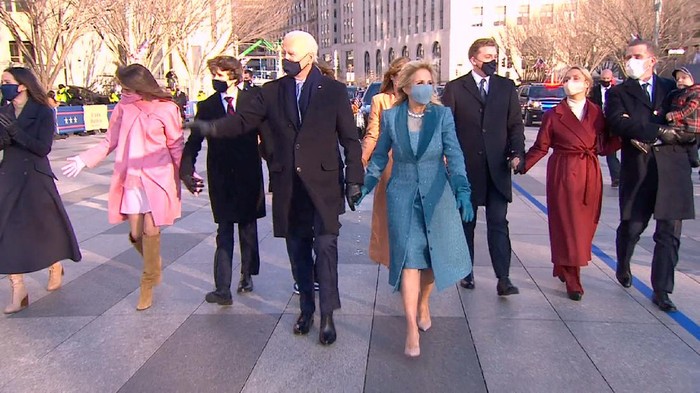 Joe Biden dan keluarganya mulai masuk Gedung Putih (CNN)