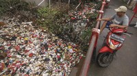 Kondisi kali yang dipenuhi sampah plastik dan styrofoam mengakibatkan aliran Kali Cijantung tersumbat dan menjadi salah satu penyebab banjir.