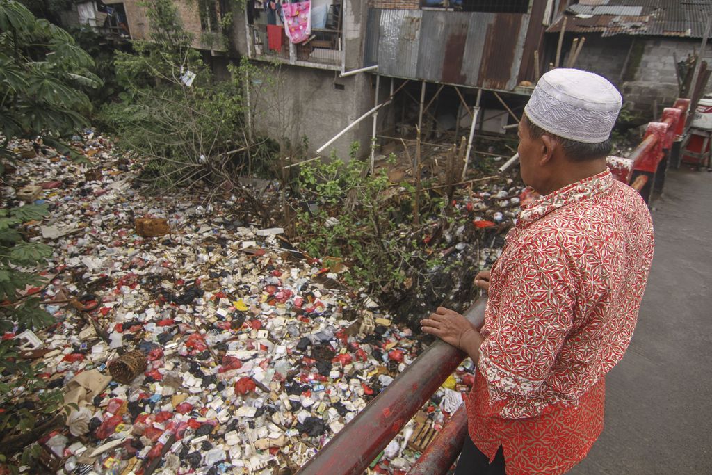 Sampah menumpuk di Kali Cijantung, Cimanggis, Depok. Tak hanya mengeluarkan bau tak sedap, tumpukan sampah itu juga sumbat aliran kali sehingga sebabkan banjir.