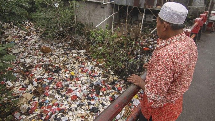 Sampah menumpuk di Kali Cijantung, Cimanggis, Depok. Tak hanya mengeluarkan bau tak sedap, tumpukan sampah itu juga sumbat aliran kali sehingga sebabkan banjir.