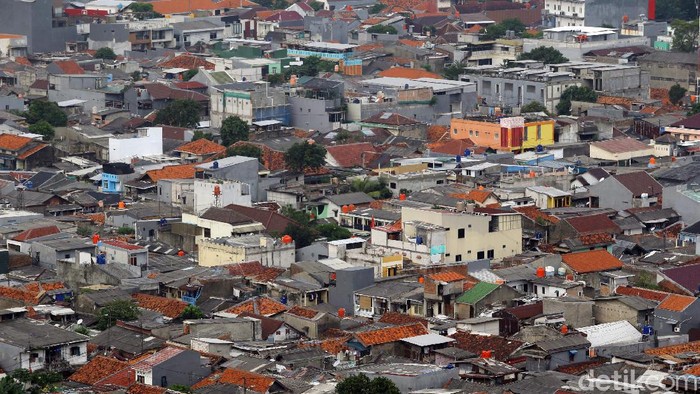 Suasana pemukiman padat dikawasan Jakarta Selatan, Kamis (21/1/2021). Badan Pusat Statistik (BPS) mencatat jumlah penduduk Indonesia tahun 2020 mencapai 270.203.917 jiwa atau 270,20 juta jiwa.