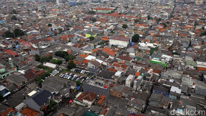 Jumlah Penduduk Indonesia Capai 270 Juta Jiwa Suasana pemukiman padat dikawasan Jakarta Selatan, Kamis (21/1/2021). Badan Pusat Statistik (BPS) mencatat jumlah penduduk Indonesia tahun 2020 mencapai 270.203.917 jiwa atau 270,20 juta jiwa.