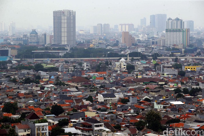 Suasana pemukiman padat dikawasan Jakarta Selatan, Kamis (21/1/2021). Badan Pusat Statistik (BPS) mencatat jumlah penduduk Indonesia tahun 2020 mencapai 270.203.917 jiwa atau 270,20 juta jiwa.