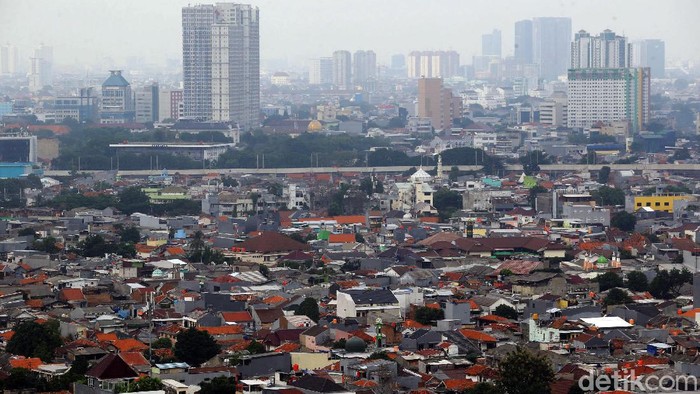 Suasana pemukiman padat dikawasan Jakarta Selatan, Kamis (21/1/2021). Badan Pusat Statistik (BPS) mencatat jumlah penduduk Indonesia tahun 2020 mencapai 270.203.917 jiwa atau 270,20 juta jiwa.