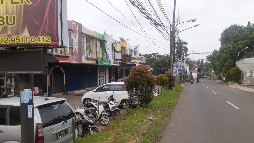 Kabel di Ciputat Tangerang Selatan yang menjuntai kini sudah dirapihkan.