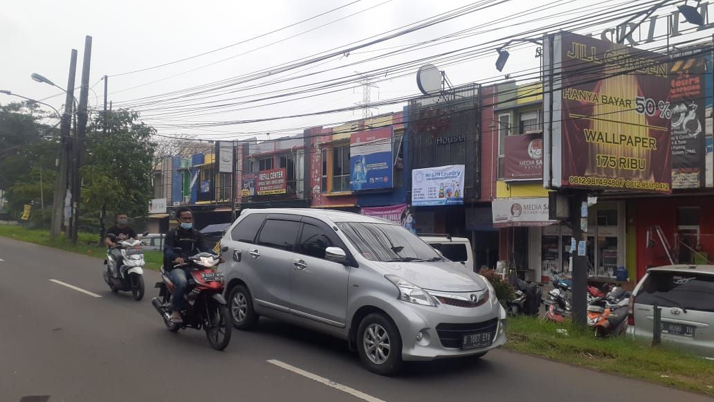 Kabel di Ciputat Tangerang Selatan yang menjuntai kini sudah dirapihkan.