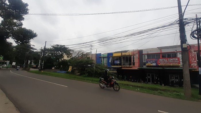 Kabel di Ciputat Tangerang Selatan yang menjuntai kini sudah dirapihkan.