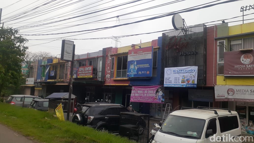 Kabel di tiang-tiang Jl Merpati Raya, Ciputat, Tangsel. (Afzal Nur Iman/detikcom)