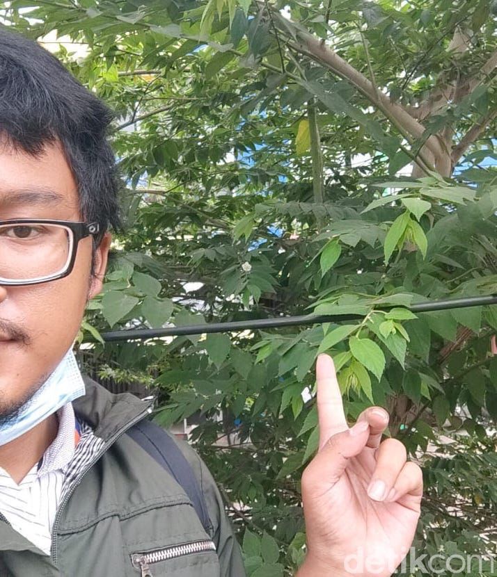 Kabel setinggi leher di Jl Merpati Raya, Ciputat, 12 Januari 2021. (Taufieq Renaldi Arfiansyah/detikcom)
