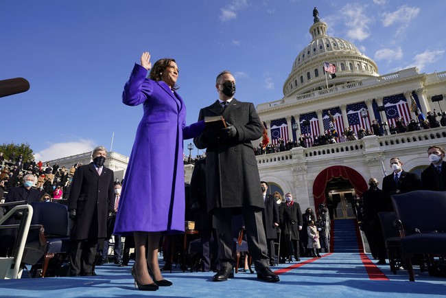 Seperti Jill Biden, Kamala Harris yang dilantik sebagai wakil presiden AS juga menunjukkan dukungannya kepada desainer muda, Christopher John Rogers. Untuk momen bersejarah tersebut, pria 27 tahun itu membuatkan Kamala, wapres perempuan dan kulit hitam pertama, sebuah coat ungu dengan potongan A-line yang elegan. Di balik itu, ungu diyakini sebagai simbol persatuan antara merah dan biru sesuai tema yang diusung untuk inaugurasi. Merah mewakili Partai Republik, sementara Parta Demokrat identik dengan warna biru. (Foto: AP/Andrew Harnik)