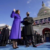 Seperti Jill Biden, Kamala Harris yang dilantik sebagai wakil presiden AS juga menunjukkan dukungannya kepada desainer muda, Christopher John Rogers. Untuk momen bersejarah tersebut, pria 27 tahun itu membuatkan Kamala, wapres perempuan dan kulit hitam pertama, sebuah coat ungu dengan potongan A-line yang elegan. Di balik itu, ungu diyakini sebagai simbol persatuan antara merah dan biru sesuai tema yang diusung untuk inaugurasi. Merah mewakili Partai Republik, sementara Parta Demokrat identik dengan warna biru. (Foto: AP/Andrew Harnik)