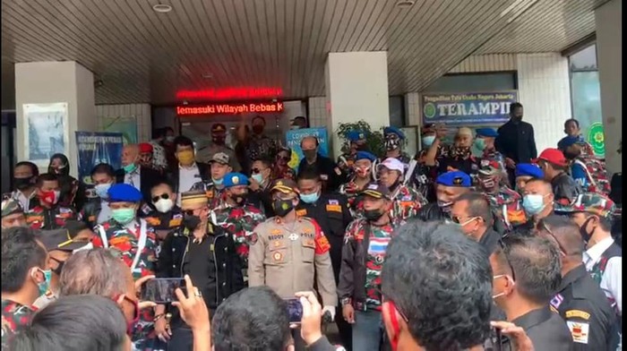 Kapolsek Pulogadung Kompol Beddy Suwendi bubarkan kerumunan ormas di PTUN Jakarta Timur