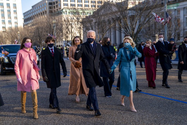 Keluarga besar Joe Biden pun tak kalah stylish. Coat berpotongan elegan dengan pilihan warna-warna cerah yang menemani penampilan putri dan para cucunya seolah mencairkan suasana Washington D.C. yang mencekam karena pandemi dan ancaman teroris. (Foto: AP/Doug Mills)