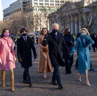 Keluarga besar Joe Biden pun tak kalah stylish. Coat berpotongan elegan dengan pilihan warna-warna cerah yang menemani penampilan putri dan para cucunya seolah mencairkan suasana Washington D.C. yang mencekam karena pandemi dan ancaman teroris. (Foto: AP/Doug Mills)