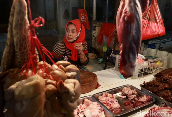 Kenaikan harga daging sapi berdampak pada pedagang daging sapi di Pasar Kosambi, Bandung. Meski harga daging naik, mereka tak bisa menaikan harga di pasaran.