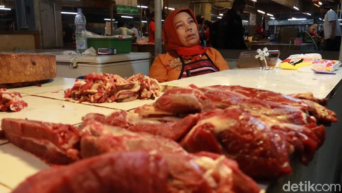 Kenaikan harga daging sapi berdampak pada pedagang daging sapi di Pasar Kosambi, Bandung. Meski harga daging naik, mereka tak bisa menaikan harga di pasaran.