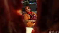 Keluhan imbas harga daging sapi yang naik itu pun muncul baik dari pedagang maupun pembeli. Pedagang mengeluh meski harga daging sapi naik, mereka tak bisa menaikkan harga karena di masa pandemi COVID-19 sulit pembeli.