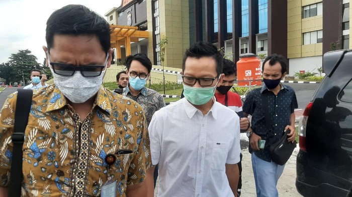 Kepala Bea Cukai Tembilahan usai diperiksa polisi (Raja Adil-detikcom)