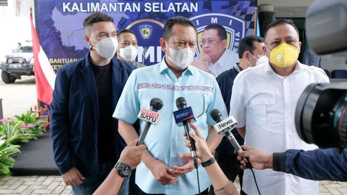 Ketua MPR RI Bambang Soesatyo yang juga Ketua Umum Ikatan Motor Indonesia (IMI) memberikan donasi Rp 50 juta dan paket sembako untuk korban banjir di Kalimantan Selatan.