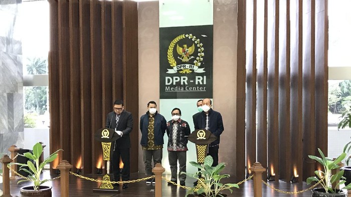 Pimpinan dan anggota Komisi II konferensi pers soal fit and proper test calon anggota Ombudsman.