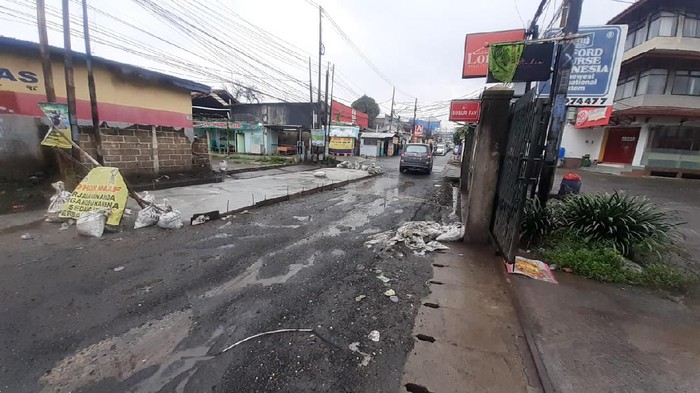 Kondisi Jalan Caman Raya, Kota Bekasi saat proses perbaikan, Kamis (21/1).
