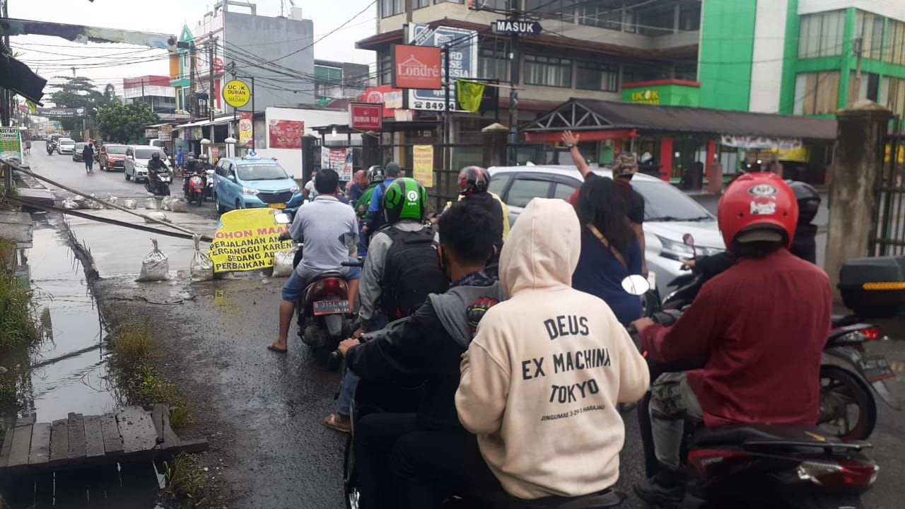 Kondisi Jalan Caman Raya, Kota Bekasi saat proses perbaikan, Kamis (21/1).