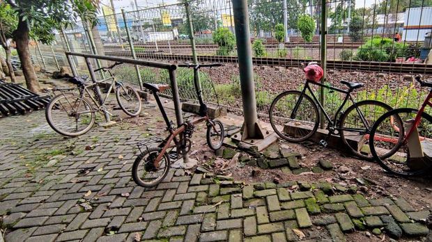 Kondisi parkir sepeda di Stasiun Bekasi.