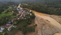 Foto udara kondisi Sungai Hantakan pascabanjir bandang di Desa Alat, Kabupaten Hulu Sungai Tengah, Kalimantan Selatan, Rabu (20/1/2021).
