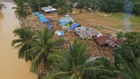 Banjir bandang yang terjadi pada Rabu (13/1) malam tersebut mengakibatkan sejumlah fasilitas umum dan jalan rusak parah serta sembilan orang dinyatakan meninggal dunia dan enam orang lainnya hilang.