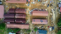 Foto udara kondisi Pasar Hantakan pascabanjir bandang di Desa Alat, Kabupaten Hulu Sungai Tengah, Kalimantan Selatan, Rabu (20/1/2021).