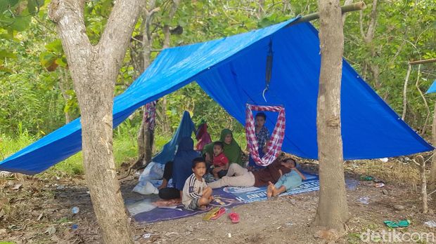 Kondisi tenda pengungsian korban gempa Mamuju yang memprihatinkan.