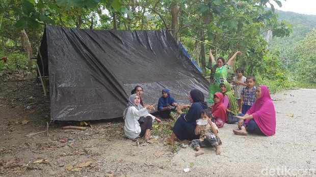 Kondisi tenda pengungsian korban gempa Mamuju yang memprihatinkan.