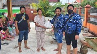 Ketua Umum DPP KNPI, Haris Pertama didampingi Sekjen dan pengurus melakukan kunjungan untuk memberikan bantuan kepada korban banjir di Kalsel, Rabu (20/1).