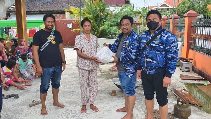 Korban Banjir Kalsel Terima Bantuan KNPI memberikan bantuan kepada korban banjir di Kalimantan Selatan. Bantuan yang diberikan berupa kebutuhan pokok dan alat kesehatan.