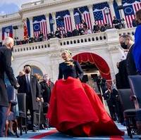 Bicara soal momen penuh gaya, kurang lengkap tanpa mengungkit penampilan Lady Gaga. Menyanyikan lagu kebangsaan, penyanyi berjulukan Mother Monster ini menebar aura divanya dalam balutan gaun dual-tone dengan rok merah yang megar. Gaun yang dirancang khusus oleh Daniel Roseberry, desainer AS yang bernaung di rumah mode Paris Schiaparelli, itu dihiasi sebuah bros emas berbentuk burung merpati yang melambangkan perdamaian. (Foto: AP/Andrew Harnik)