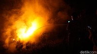 Ledakan tersebut berasal dari lahan bekas tambang pasir di Desa Kepuhpandak, Kecamatan Kutorejo.
