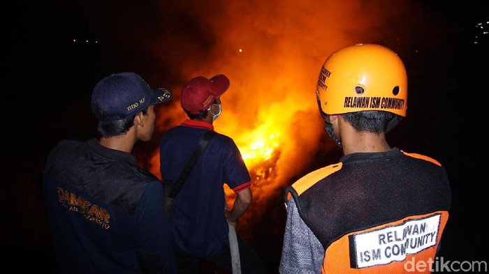 Ledakan Guncang Mojokerto Sebuah ledakan yang disusul bola api terjadi di lahan bekas tambang pasir di Kabupaten Mojokerto. Api membara usai ledakan terjadi.