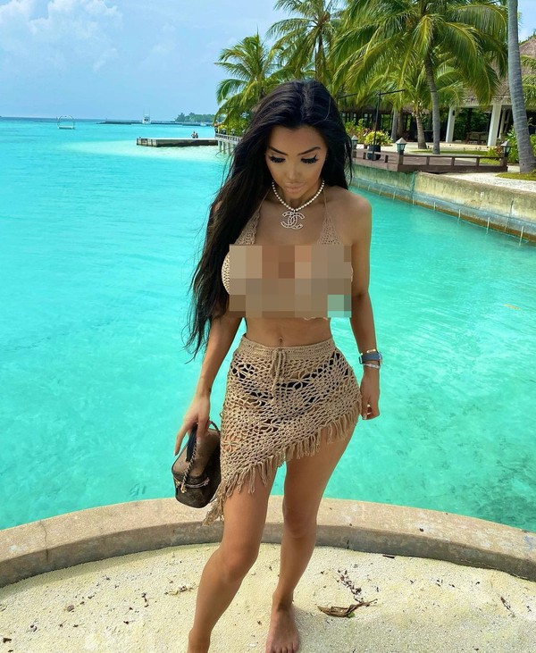 Senang dengan gaya seksi, Chloe puas foto-foto dengan bikini jika liburan ke sana. (Instagram/Chloe Khan) Senang dengan gaya seksi, Chloe puas foto-foto dengan bikini jika liburan ke sana. (Instagram/Chloe Khan)