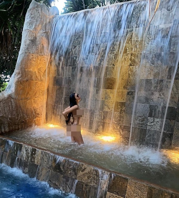 Meski di tengah pandemi, Chloe tak melewatkan momen untuk tahun baruan di Maldives. (Instagram/Chloe Khan) Meski di tengah pandemi, Chloe tak melewatkan momen untuk tahun baruan di Maldives. (Instagram/Chloe Khan)