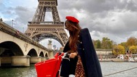 Bersepeda dengan latar Menara Eiffel, mungkin ini bisa jadi ide untuk gaya foto liburanmu. (Instagram/sorajavucelic)