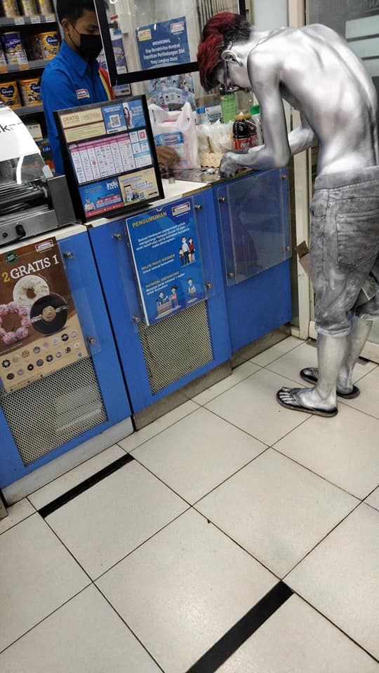 Manusia Silver Beli Susu untuk Anaknya Pakai Uang Receh