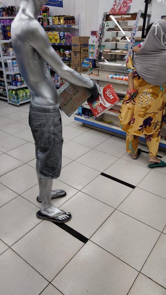 Manusia Silver Beli Susu untuk Anaknya Pakai Uang Receh