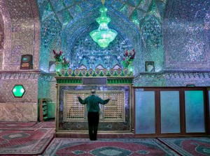 15 Orang Tewas di Insiden Penembakan Masjid Shah Cheragh Iran