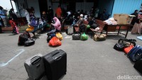 Diketahui, sebanyak 54 pengungsi korban gempa Majene dan Mamuju, Sulawesi Barat, tiba di Bandara Adi Soemarmo dengan menaiki pesawat Hercules milik TNI Angkatan Udara.