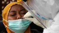 Satu per satu pengungsi korban gempa Majene dan Mamuju, Sulawesi Barat, menjalani tes swab antigen.