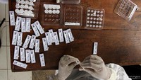 Berdasarkan rapid test antigen saat tiba di Lanud Adi Soemarmo, Boyolali, lima orang pengungsi korban gempa Majene dan Mamuju, Sulawesi Barat, dinyatakan positif COVID-19.