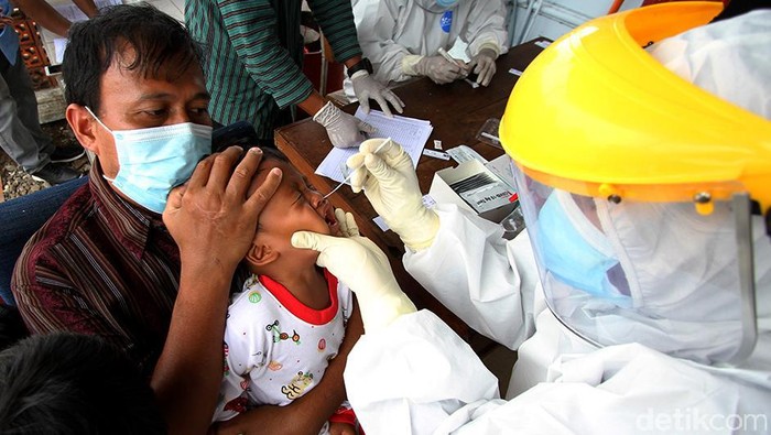 Masuk Kota Solo, Pengungsi Gempa Sulbar Jalani Tes Antigen Sebanyak 54 pengungsi korban gempa di Majene dan Mamuju, Sulbar, tiba di Solo. Para pengungsi pun menjalani rapid test antigen saat tiba di Bandara Adi Soemarmo