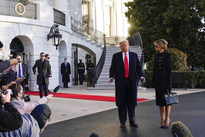 Melania Trump Tinggalkan Gedung Putih President Donald Trump and first lady Melania Trump walk to board Marine One on the South Lawn of the White House, Wednesday, Jan. 20, 2021, in Washington. Trump is en route to his Mar-a-Lago Florida Resort. (AP Photo/Alex Brandon)