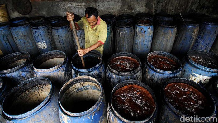 Melihat Sentra Pembuatan Etanol di Sukoharjo Permintaan etanol atau alkohol 90 persen meningkat saat pandemi COVID-19. Salah satu sentra pembuatan etanol yang kebanjiran order itu berada di Bekonang, Sukoharjo.