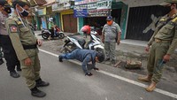 Kasus Corona yang kian bertambah membuat razia pelanggar protokol kesehatan masih terus dilakukan di berbagai wilayah Indonesia. Beragam sanksi pun diberikan kepada para pelanggar. Antara Foto/ASEP FATHULRAHMAN.